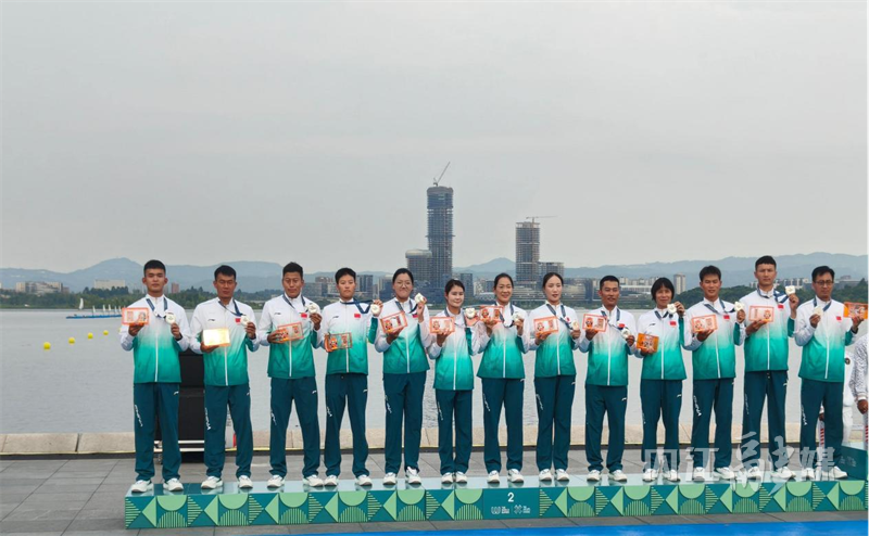 龙舟首次作, PTyKc, 受记者电话