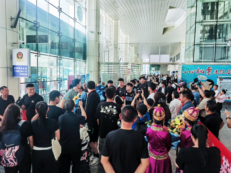 城机场, 激动, 首批球员抵